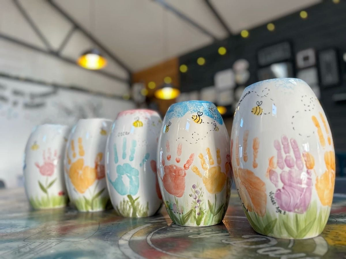 🌸 Mother’s Day Babies & Paint - Decorate a beautiful flower pot with your baby's fingerprints, sip & meet other mums and their little ones!