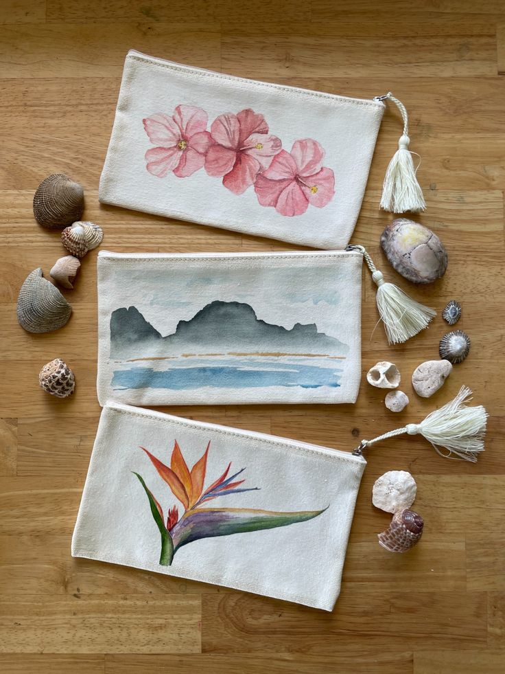 Hand-paint your own glamorous beauty bag, sip and meet like-minded gals!