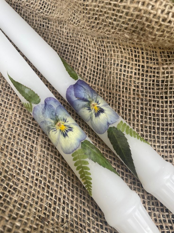 Design your own Pressed Flowers Candles, sip and make new friends! 🎀✨