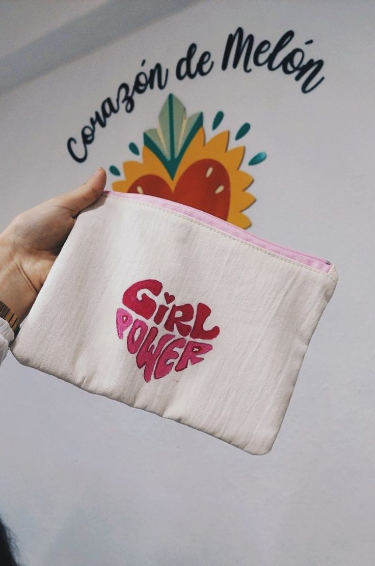 Hand-paint your own glamorous beauty bag, sip and meet like-minded gals!